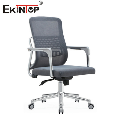 Chaise de bureau grise à molette avec roues et pivotement