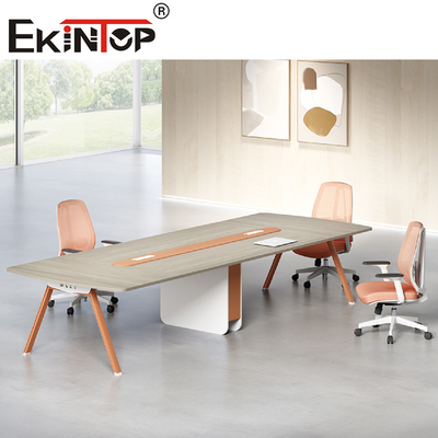 La table de conférence en bois faite sur commande moderne inclut les systèmes audiovisuels intégrés