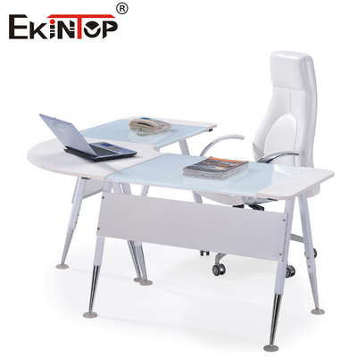 Bureau en verre moderne en forme de L avec des jambes en argent