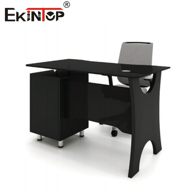 Meubles de bureau en verre de taille moyenne sur table en bois en forme de bureau