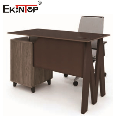 Meubles de bureau en verre de taille moyenne sur table en bois en forme de bureau