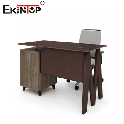 Meubles de bureau en verre de taille moyenne sur table en bois en forme de bureau