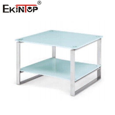 Table à café fonctionnelle en fibre de verre intégrée dans des étagères pour un rangement facile