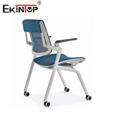 Des chaises d'entraînement en tissu modernes