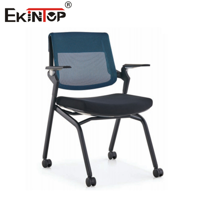 Des chaises d'entraînement en tissu modernes