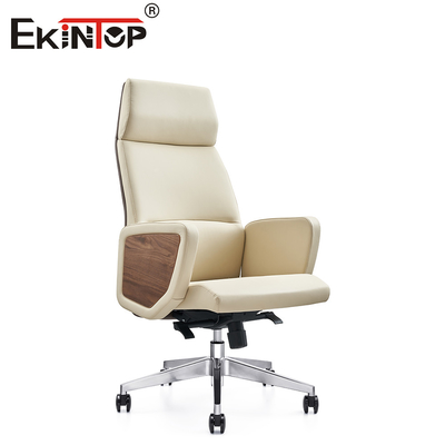 Chaise de bureau en cuir moderne et simple avec des lignes propres