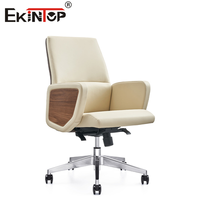 Chaise de bureau en cuir moderne et simple avec des lignes propres