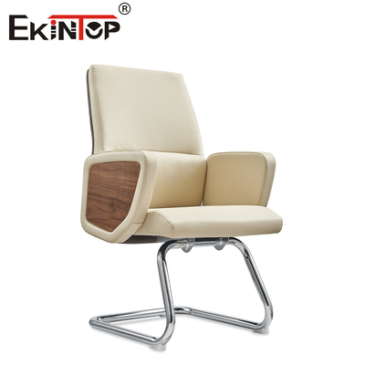 Chaise de bureau en cuir moderne et simple avec des lignes propres