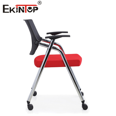 Chaise de formation liée à l'apprentissage collaboratif intégrée au bureau pour le travail en équipe