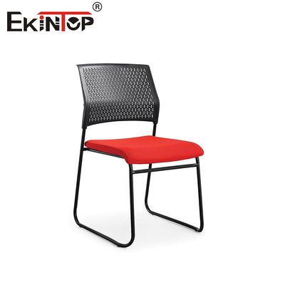 Chaise de formation liée à l'apprentissage collaboratif intégrée au bureau pour le travail en équipe