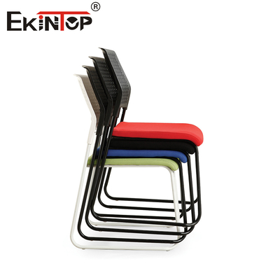 Chaise de formation liée à l'apprentissage collaboratif intégrée au bureau pour le travail en équipe