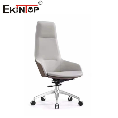 Des chaises de bureau en cuir modernes élégantes et raffinées pour un lieu de travail moderne