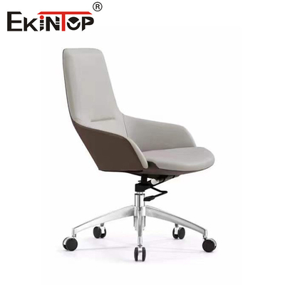 Des chaises de bureau en cuir modernes élégantes et raffinées pour un lieu de travail moderne