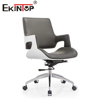 Une chaise sophistiquée en faux cuir, une élégance moderne, des jambes en métal élégantes.