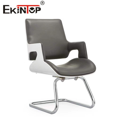 Une chaise sophistiquée en faux cuir, une élégance moderne, des jambes en métal élégantes.
