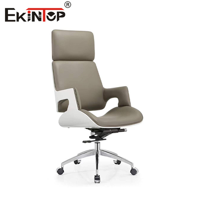 Une chaise sophistiquée en faux cuir, une élégance moderne, des jambes en métal élégantes.