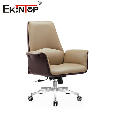 Une chaise en cuir moderne pour l'esthétique du restaurant.