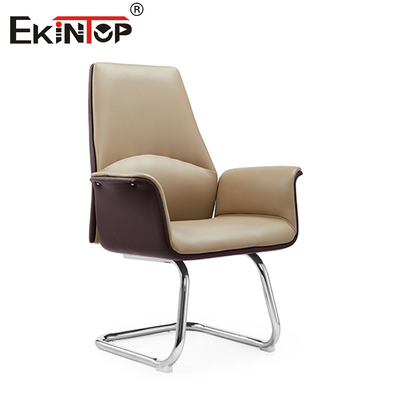Une chaise en cuir moderne pour l'esthétique du restaurant.