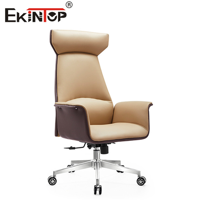 Une chaise en cuir moderne pour l'esthétique du restaurant.