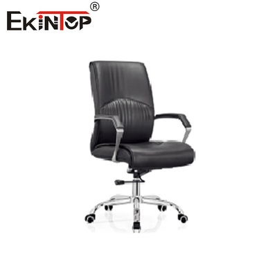 Chaise de bureau en cuir noir à dos haut avec jambes métalliques pivotantes dans le style des affaires