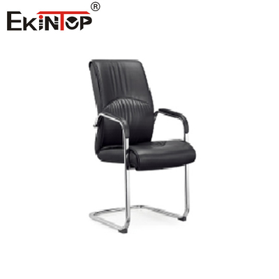 Chaise de bureau en cuir noir à dos haut avec jambes métalliques pivotantes dans le style des affaires