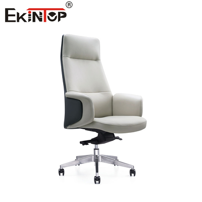 Chaise en cuir blanc élégant et ergonomique dans un style minimaliste contemporain