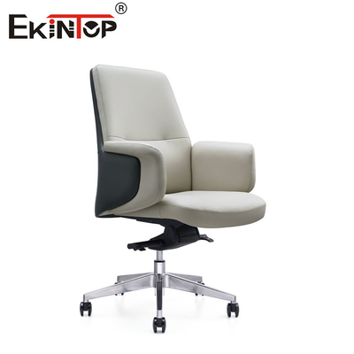 Chaise en cuir blanc élégant et ergonomique dans un style minimaliste contemporain