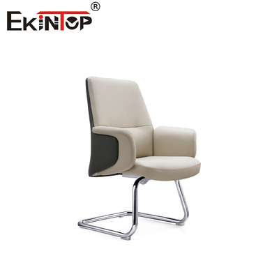 Chaise en cuir blanc élégant et ergonomique dans un style minimaliste contemporain
