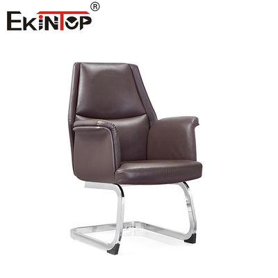 Chaise de bureau en cuir brun avec fonction pivotante et jambes métalliques