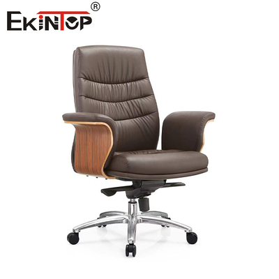 Chaise de bureau en bois avec une surface en cuir texturé