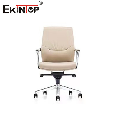 Une chaise de bureau en cuir blanc abordable et élégant dans un design moderne