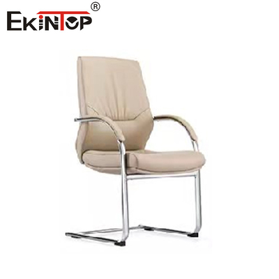 Une chaise de bureau en cuir blanc abordable et élégant dans un design moderne