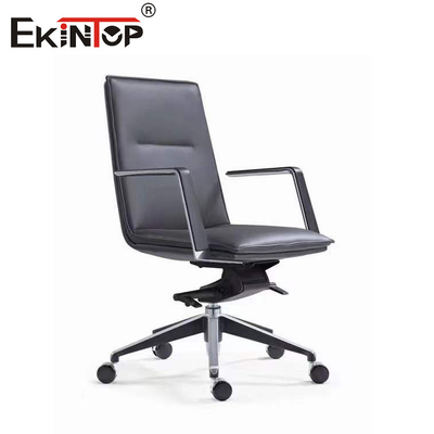 Chaise en cuir noir avec accoudoirs pivotants et réglable en hauteur