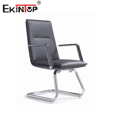 Chaise en cuir noir avec accoudoirs pivotants et réglable en hauteur