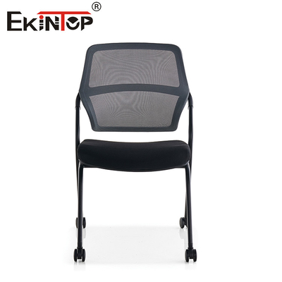 Chaise d'entraînement noire moderne avec roues empilables moulée en mousse de mémoire