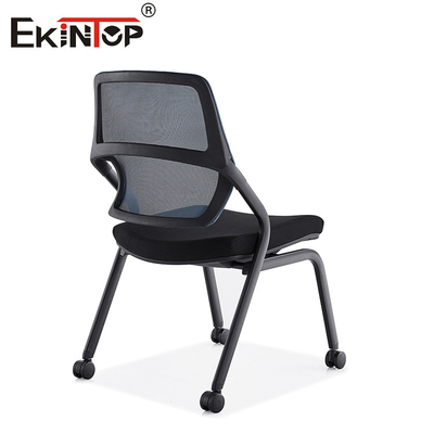 Chaise d'entraînement noire moderne avec roues empilables moulée en mousse de mémoire