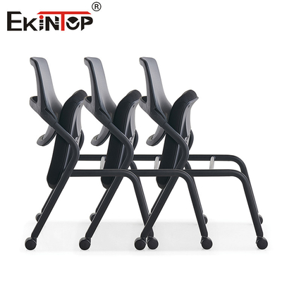 Chaise d'entraînement noire moderne avec roues empilables moulée en mousse de mémoire