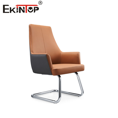 Chaise en cuir orange à dos haut avec accoudoirs et roulettes lisses