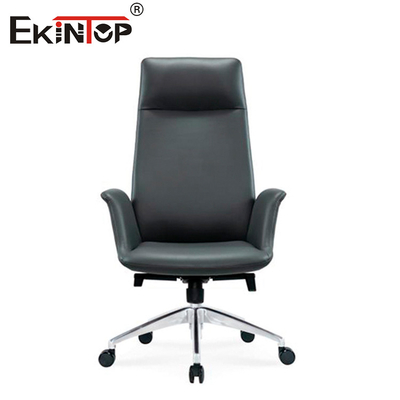 Chaise en cuir noir avec des jambes métalliques réglables en hauteur