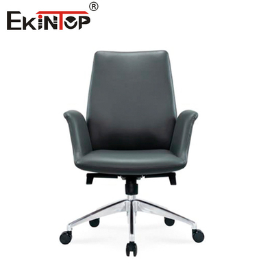 Chaise en cuir noir avec des jambes métalliques réglables en hauteur