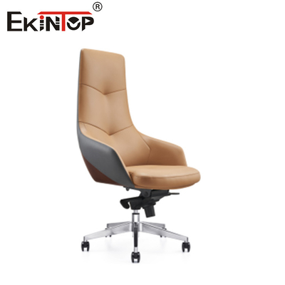 Chaise de bureau en cuir à dos haut avec des jambes métalliques et des roulettes à base de chrome