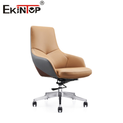 Chaise de bureau en cuir à dos haut avec des jambes métalliques et des roulettes à base de chrome
