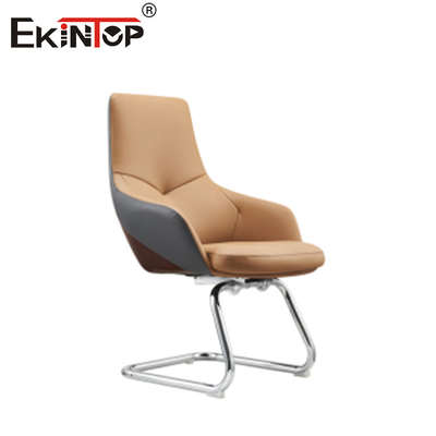 Chaise de bureau en cuir à dos haut avec des jambes métalliques et des roulettes à base de chrome