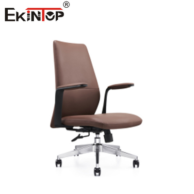 Chaise en cuir brun avec accoudoirs et support lombaire réglable