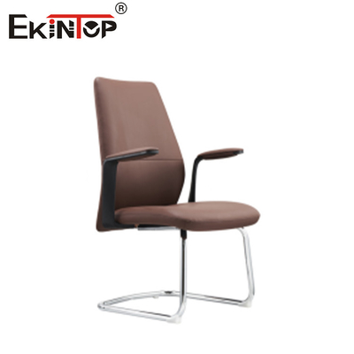 Chaise en cuir brun avec accoudoirs et support lombaire réglable