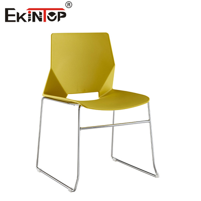 Chaise de salle d'entraînement noire empilable avec des jambes en métal et un coussin en plastique
