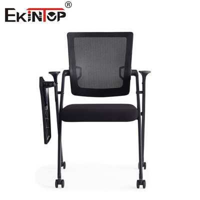Chaise de salle d'entraînement noire empilable avec des jambes en métal et un coussin en plastique