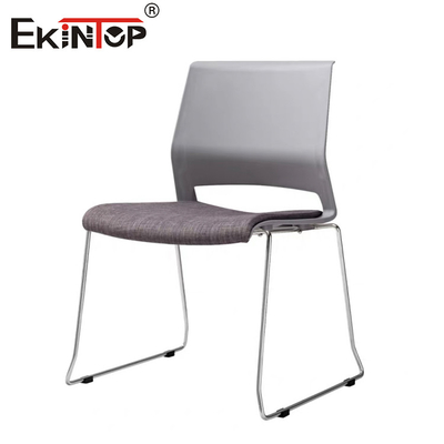 Chaise d'entraînement durable avec dossier en plastique et jambes métalliques