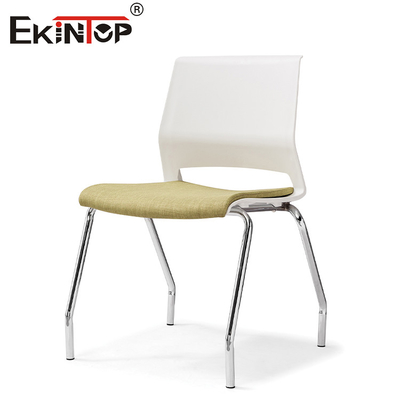 Chaise d'entraînement durable avec dossier en plastique et jambes métalliques