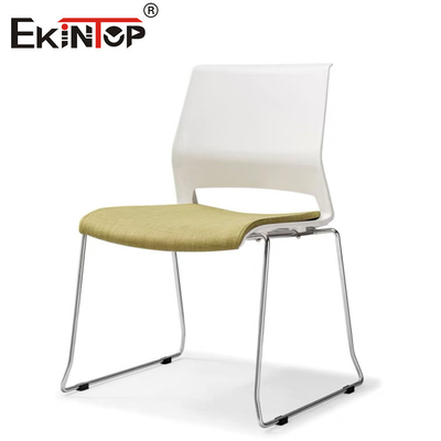 Chaise d'entraînement durable avec dossier en plastique et jambes métalliques